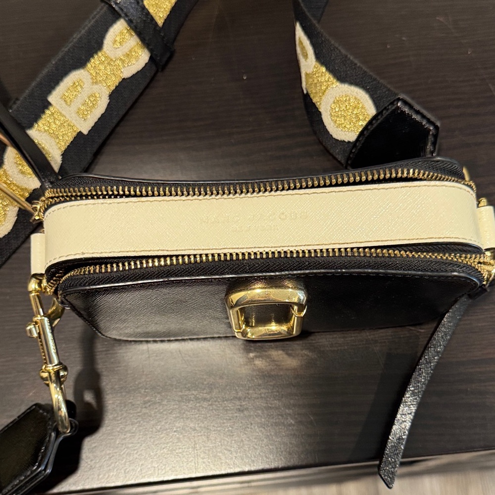 Marc Jacobs Metallic Black and Gold Crossbody Bag - Picture 6 of 9